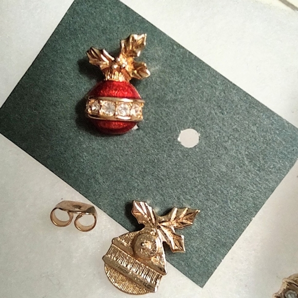 2 Pr Vintage Christmas Earrings+ FREE Snowflake Earrings AVON - Picture 2 of 13